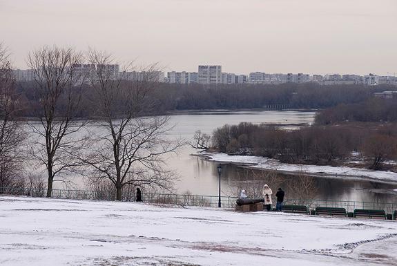 Вид с Вознесенской площади на излучину Москвы реки